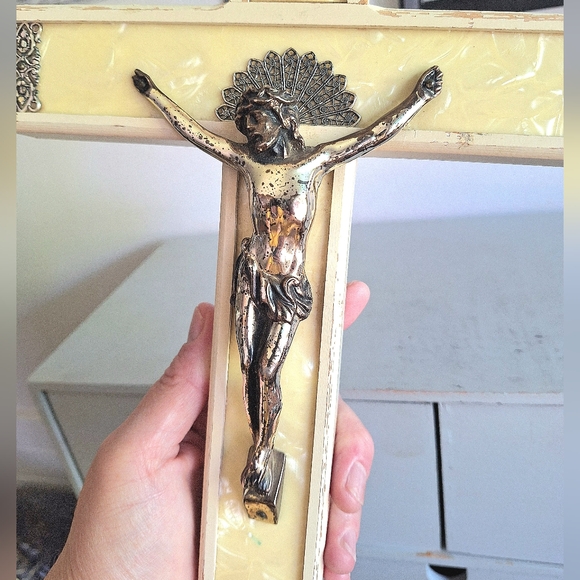 Wooden crucifix garnished with plasticized mother-of-pearl - Picture 8 of 10